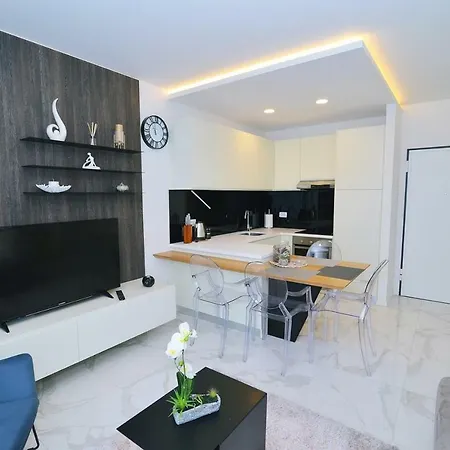 Apartment In Ziza, Rooftop Swimming Pool *