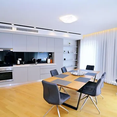 In Ziza, Rooftop Swimming Pool * أوباتيا