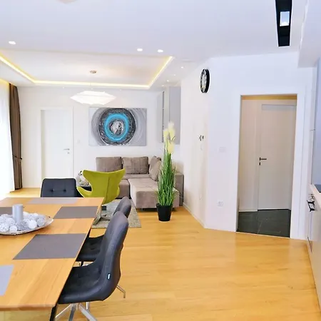 In Ziza, Rooftop Swimming Pool أوباتيا