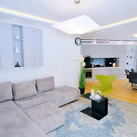 In Ziza, Rooftop Swimming Pool أوباتيا