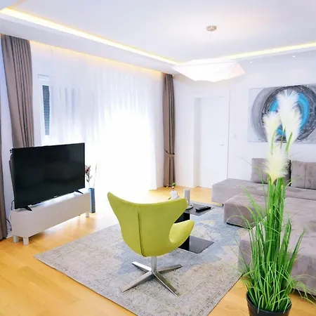 In Ziza, Rooftop Swimming Pool أوباتيا