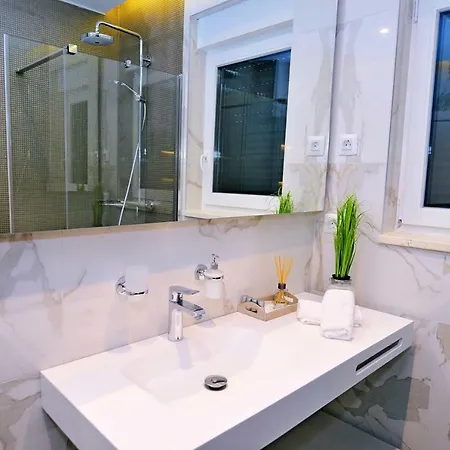 In Ziza, Rooftop Swimming Pool * أوباتيا