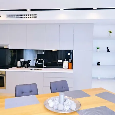 In Ziza, Rooftop Swimming Pool * أوباتيا