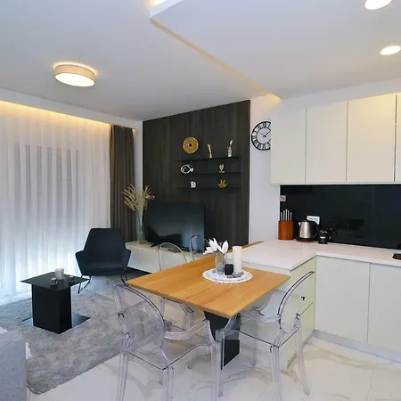 In Ziza, Rooftop Swimming Pool أوباتيا