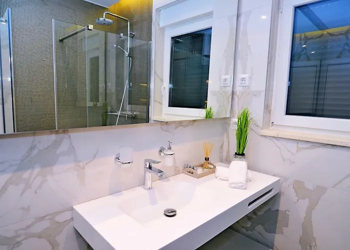 In Ziza, Rooftop Swimming Pool * オパティヤ